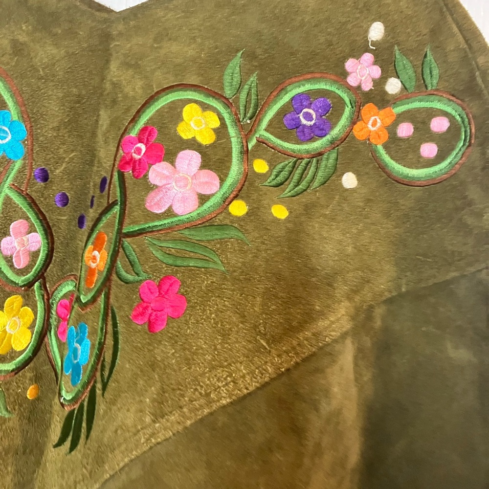 Vintage Sears & Roebuck olive green poncho with beautiful embroidered flowers - Picture 4 of 5